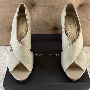 Tahari Tracy 4” heel in jute. Size 8.